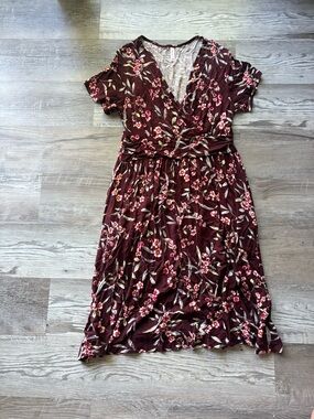 WEACZZY Burgundy floral midi dress Size: M